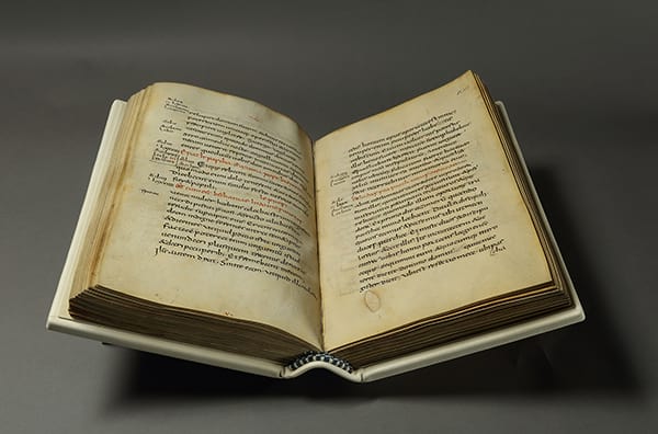 Completed binding, showing unrestricted opening